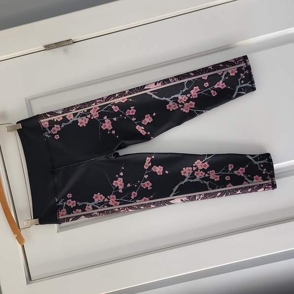 Evolution and Creation gray pink floral print workout/yoga capri legging! - Picture 8 of 8